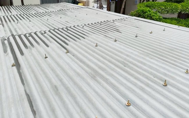 車庫の小波スレート　張替え後